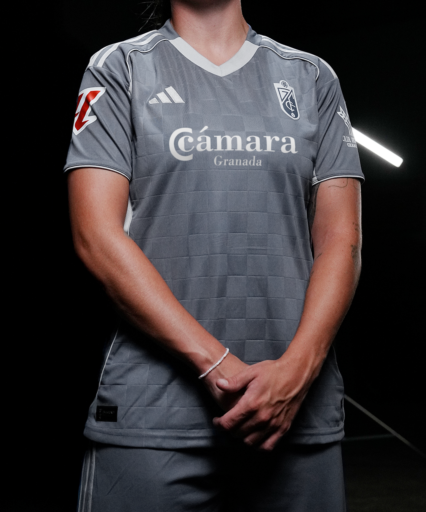 3_equipacion_mujer_frontal.png
