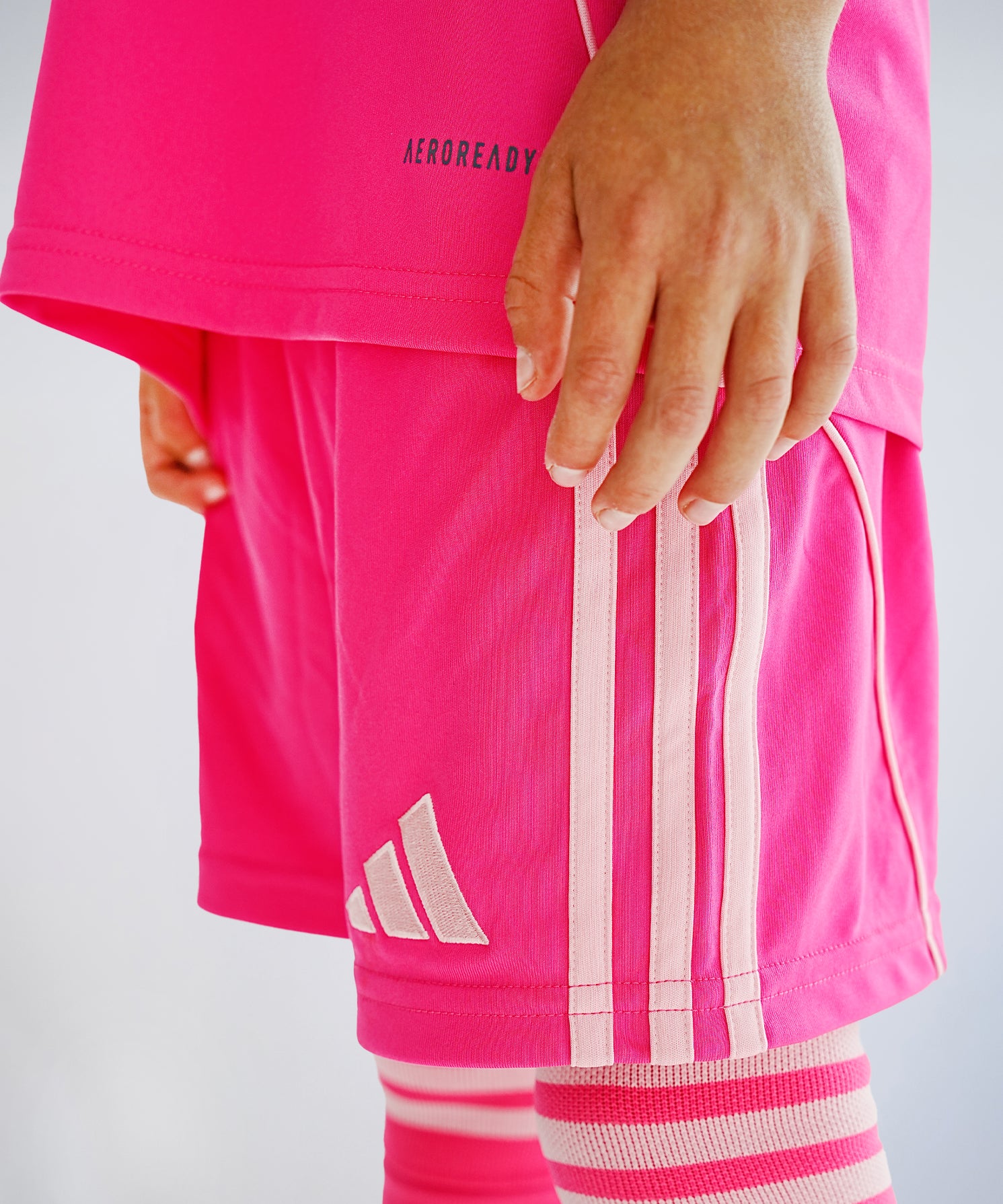 4_equipacion_pantalon_perfil_adidas.jpg