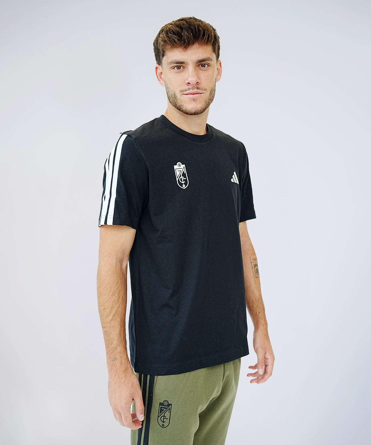 CAMISETA_NEGRA_2_9f9a5b6c-5b9a-46e3-83be-9f51b6d9b982.jpg