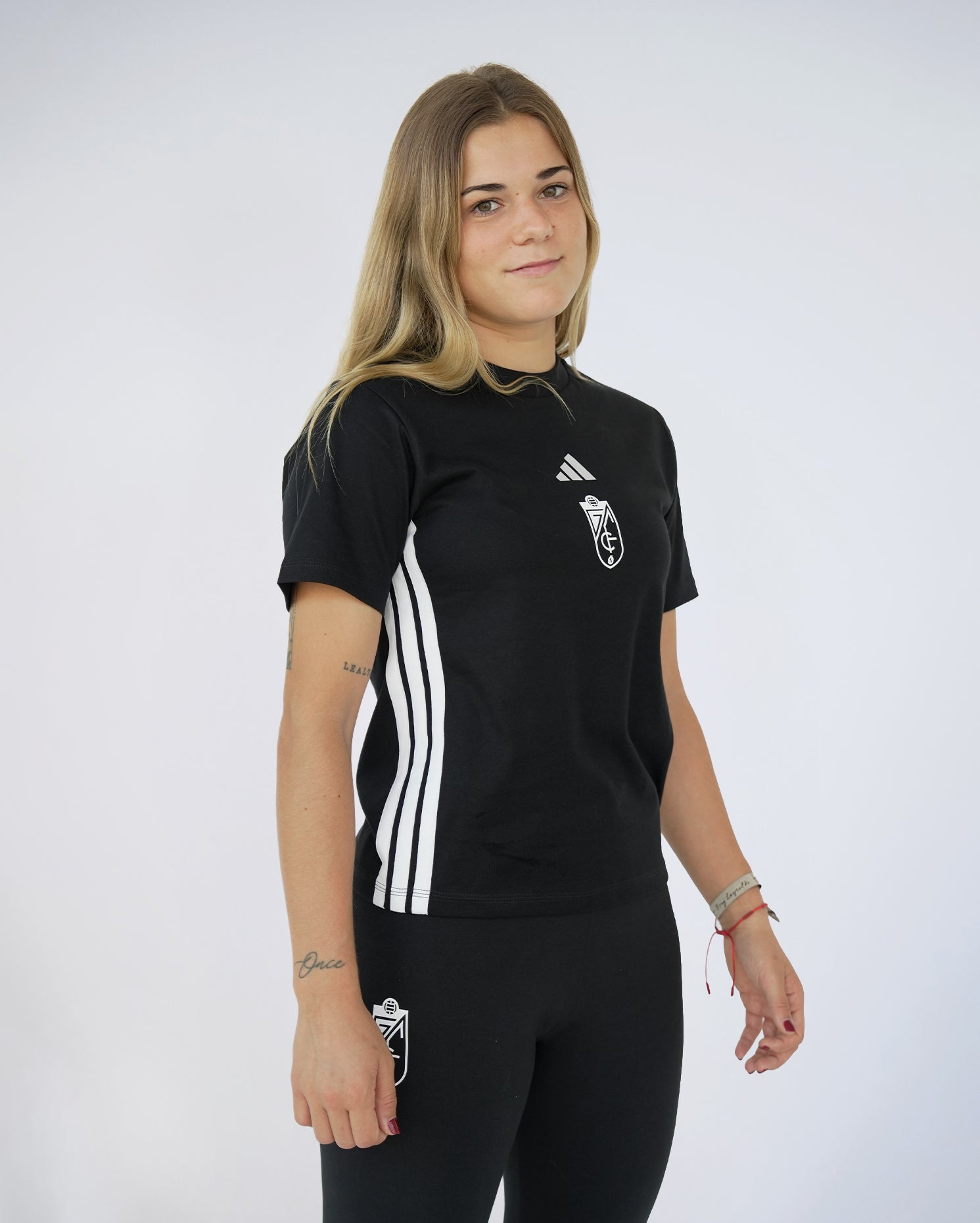 Camiseta ESS Negra Mujer adidas 25-26