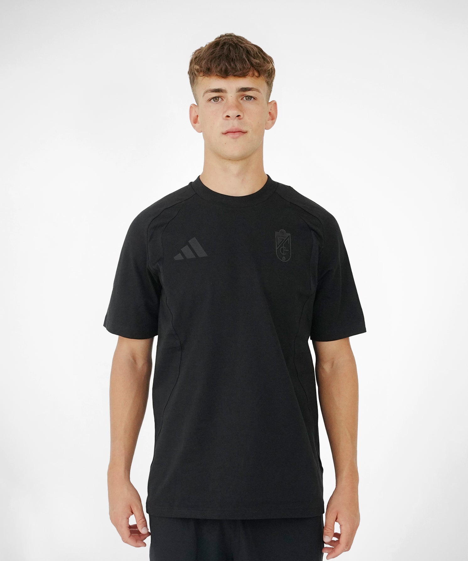 CAMISETA_NEGRA_FRONTAL_382de541-c035-4dd8-bef3-8dc07d968fcb.jpg