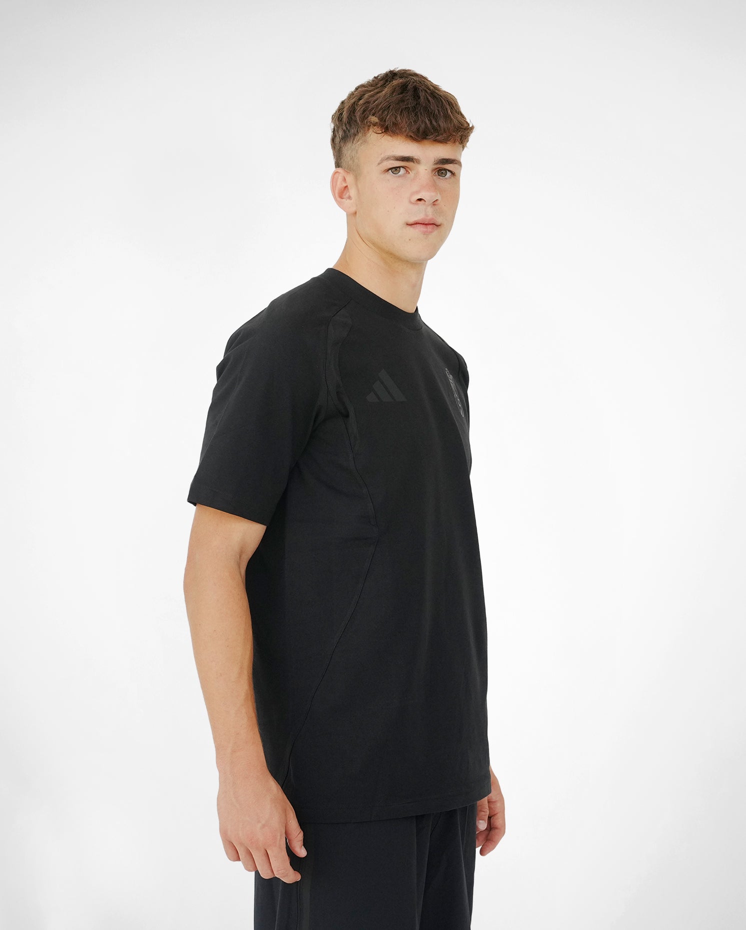 Camiseta Travel Negra Hombre adidas 26-27