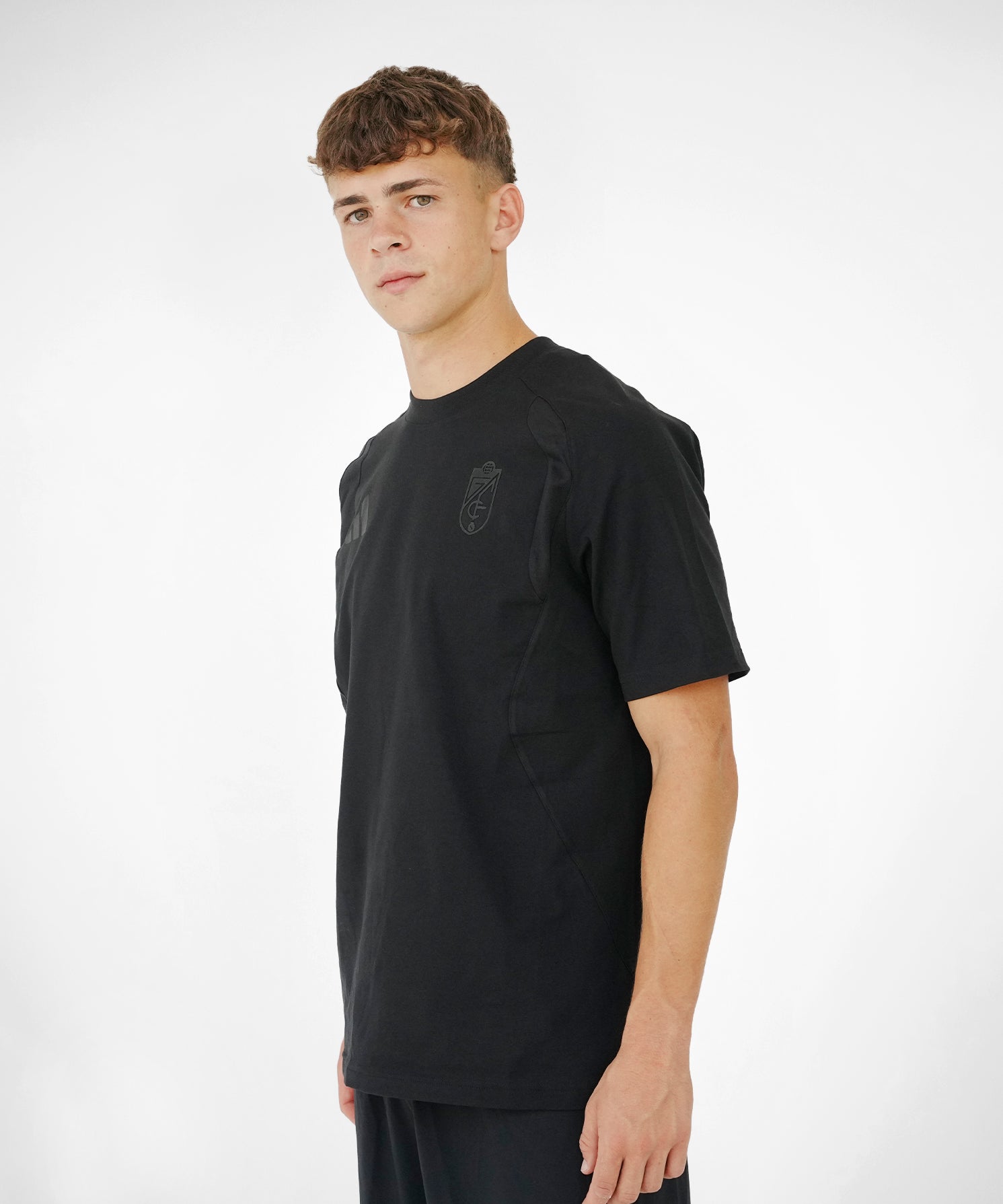 CAMISETA_NEGRA_PERFIL_2.jpg