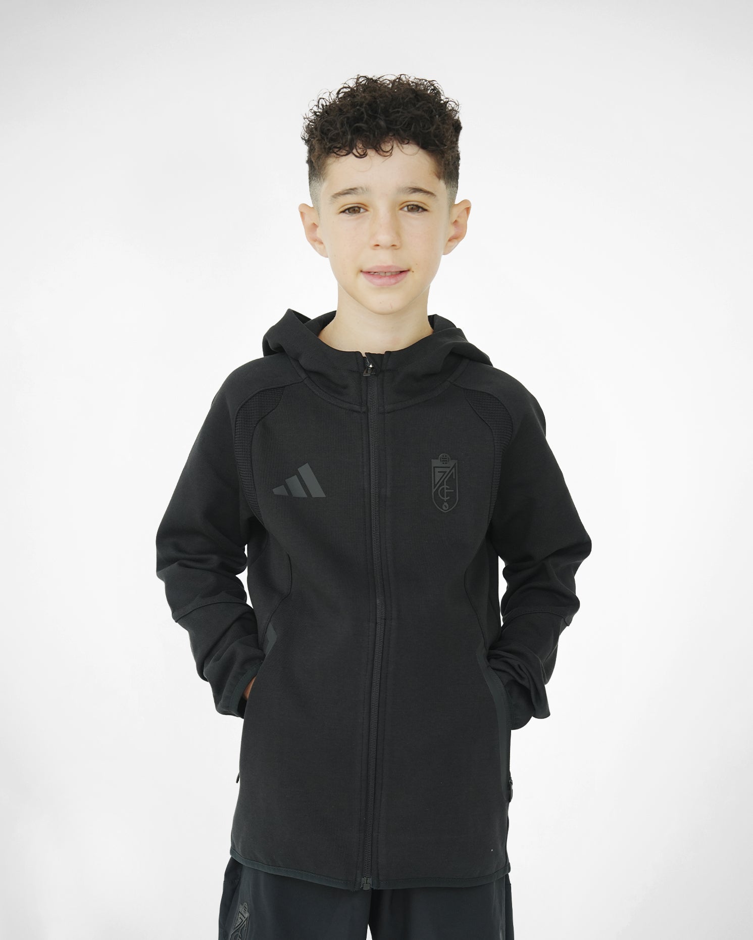 Hoodie Travel Negra Niño adidas 26-27