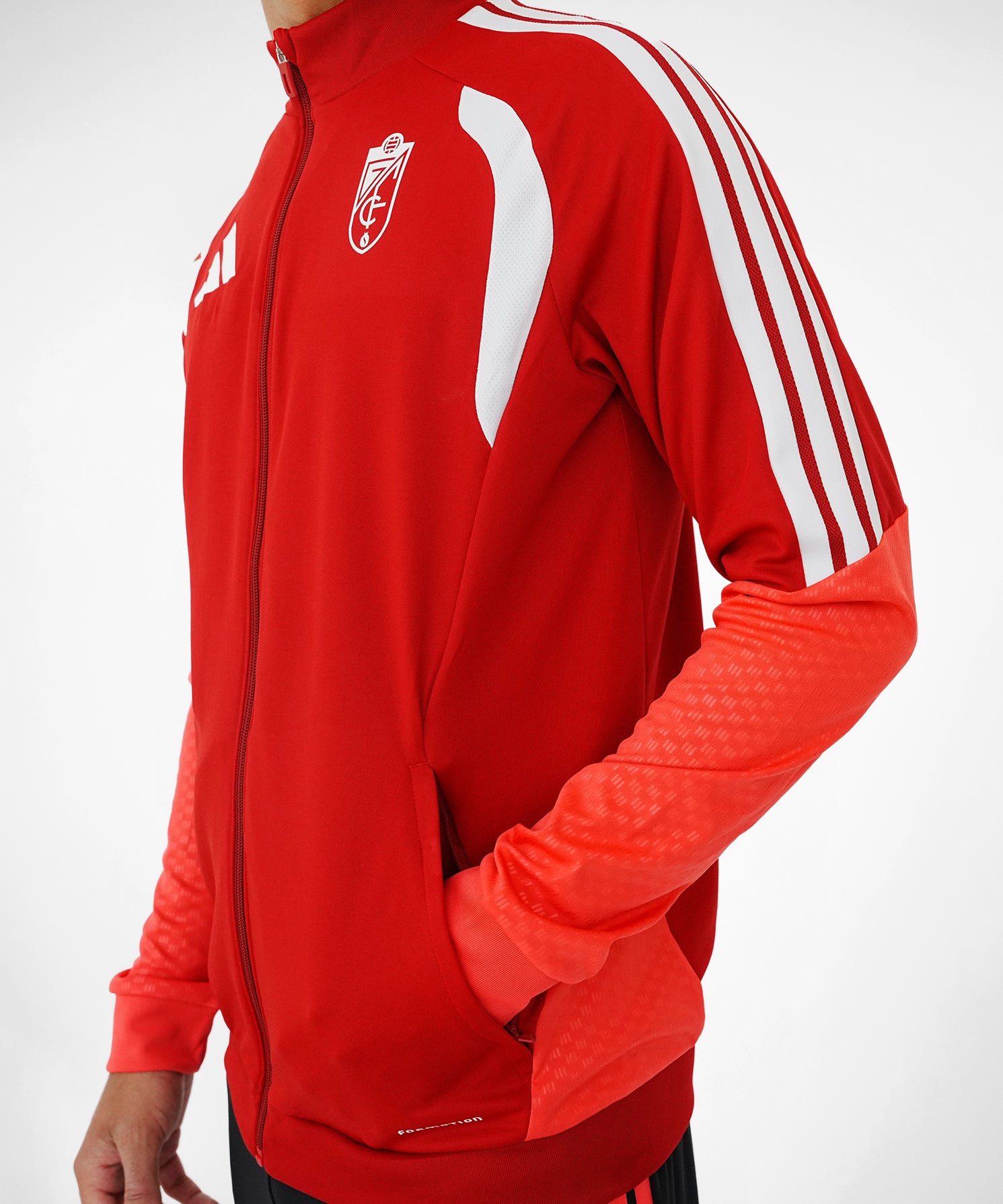 CHAQUETA_TRAINING_ROJA_LATERAL.jpg