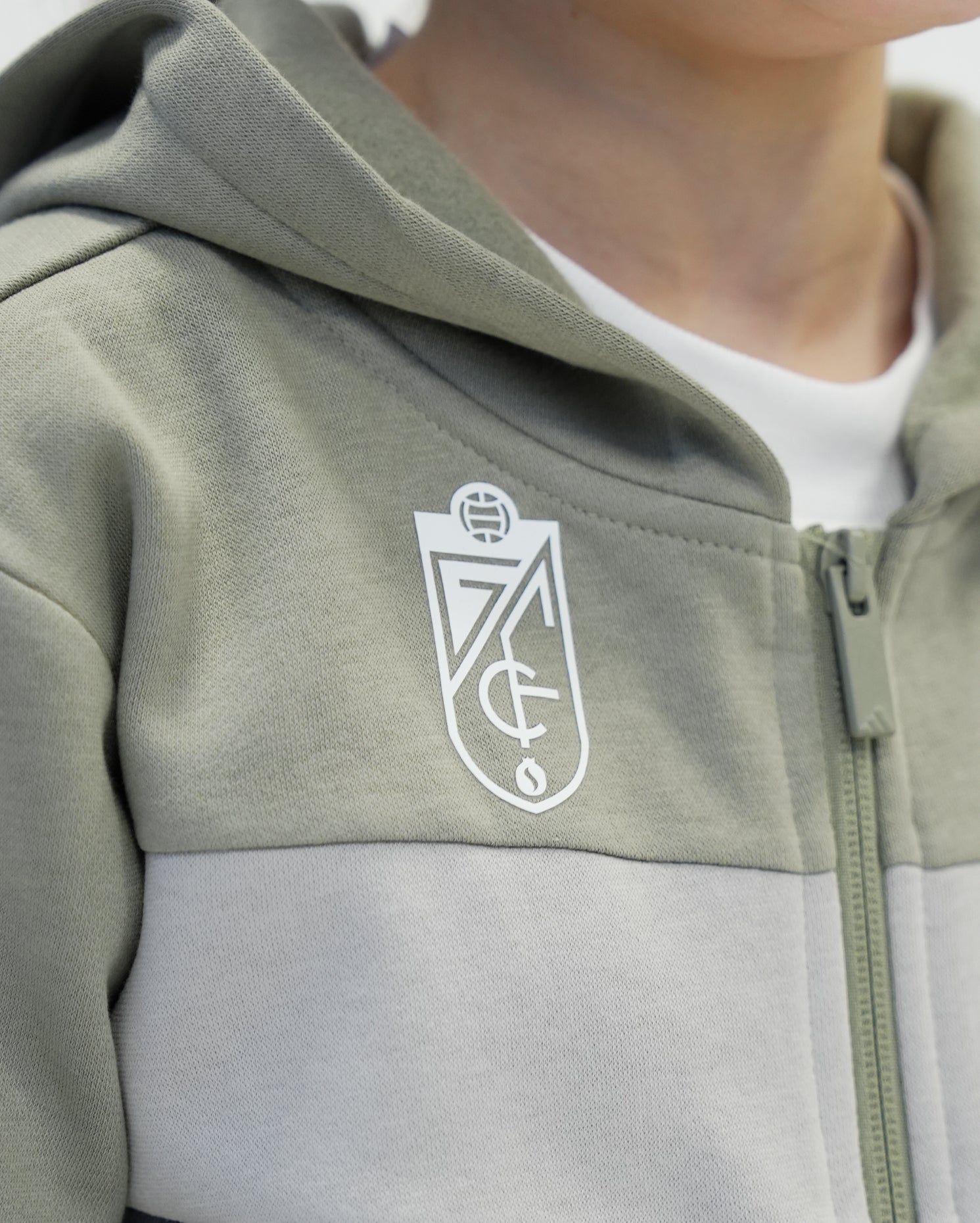 Chándal ESS Kaki Niño adidas 25-26