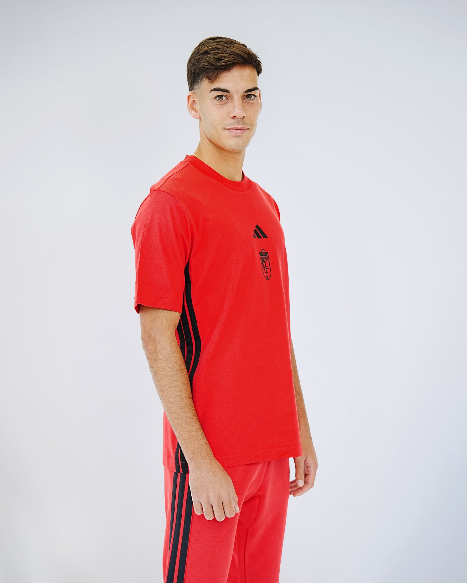 Camiseta ESS Roja Hombre adidas 25-26