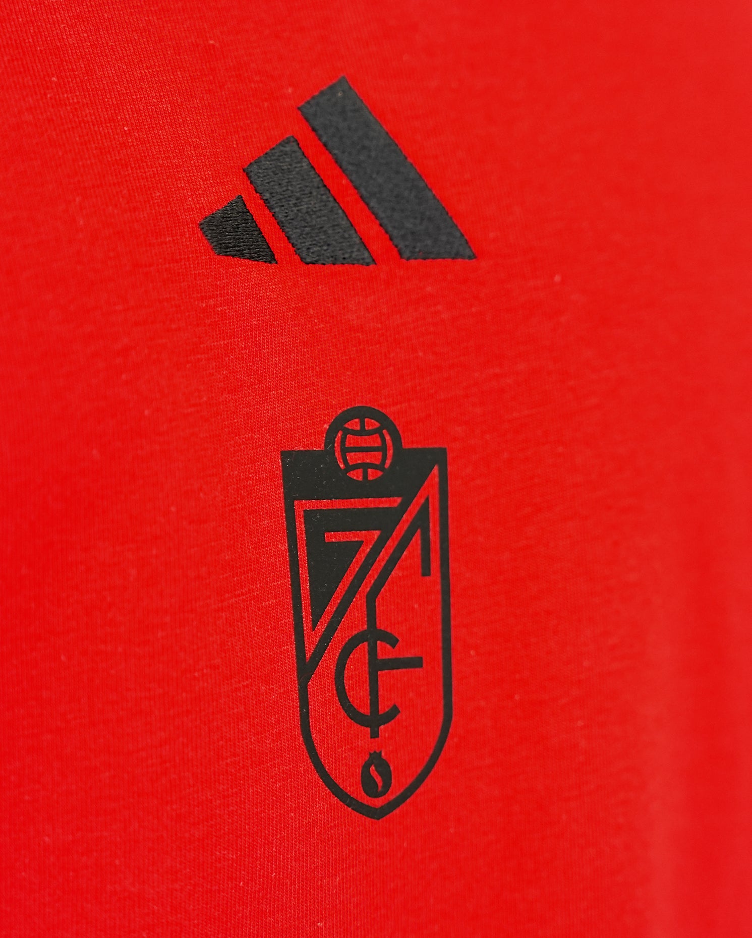 Camiseta ESS Roja Hombre adidas 25-26