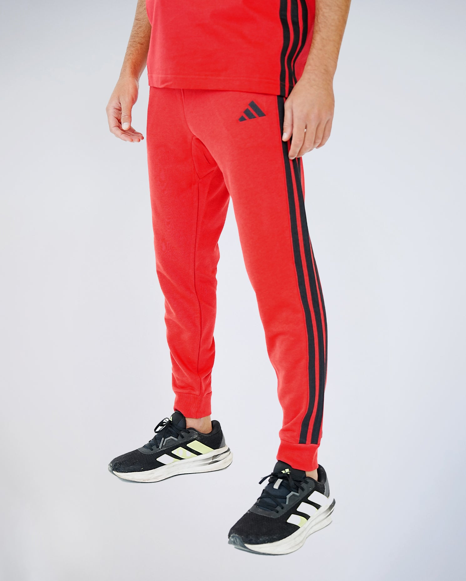 Pantalón ESS Rojo Hombre adidas 25-26