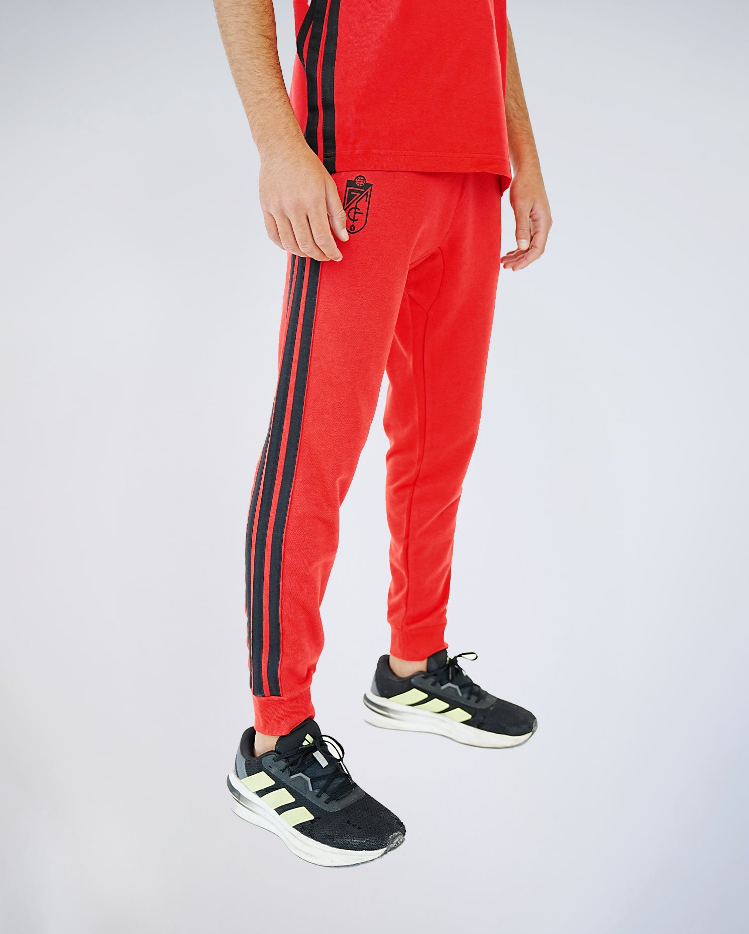 Pantalón ESS Rojo Hombre adidas 25-26