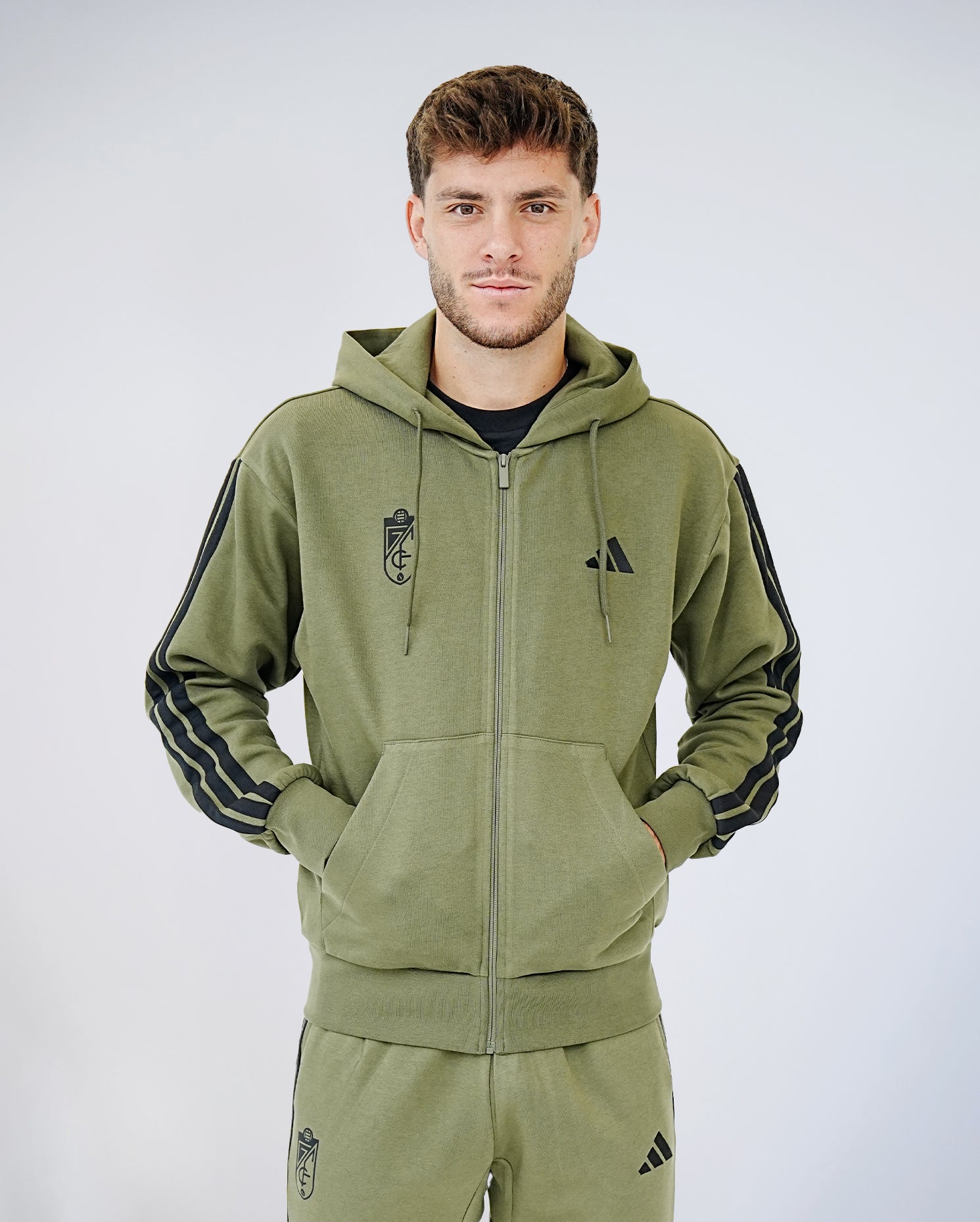 Chaqueta ESS Kaki Hombre adidas 25-26