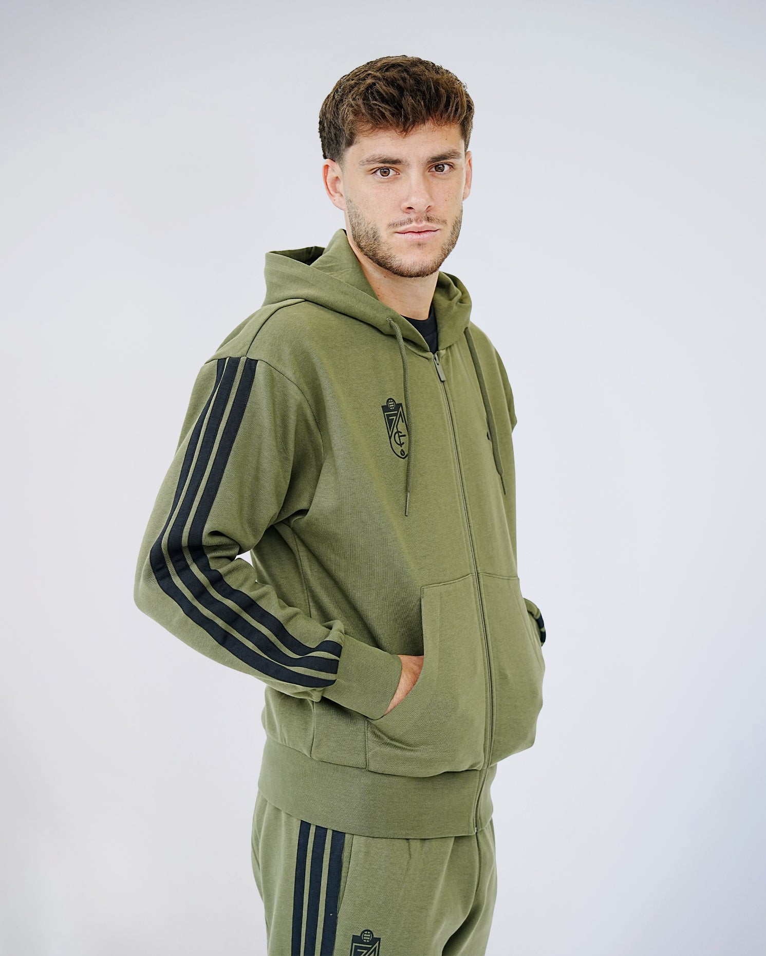 Chaqueta ESS Kaki Hombre adidas 25-26