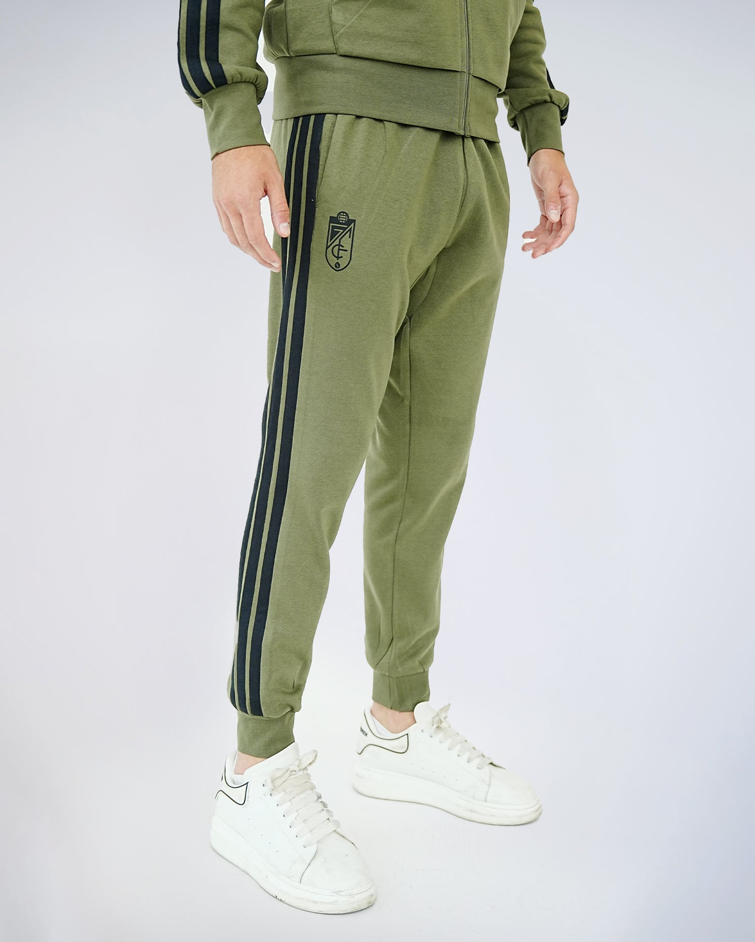 Pantalón ESS Kaki Hombre adidas 25-26