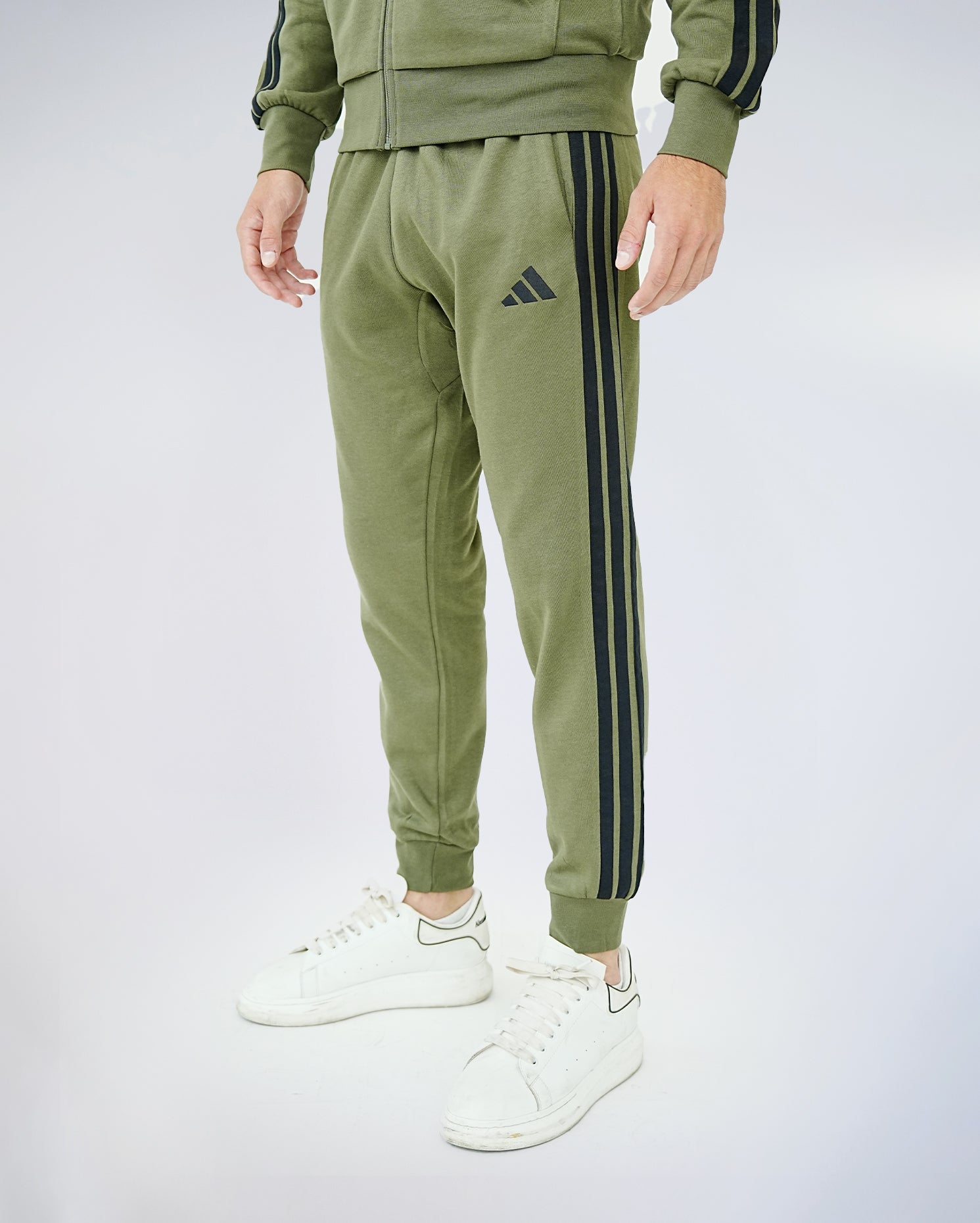 Pantalón ESS Kaki Hombre adidas 25-26