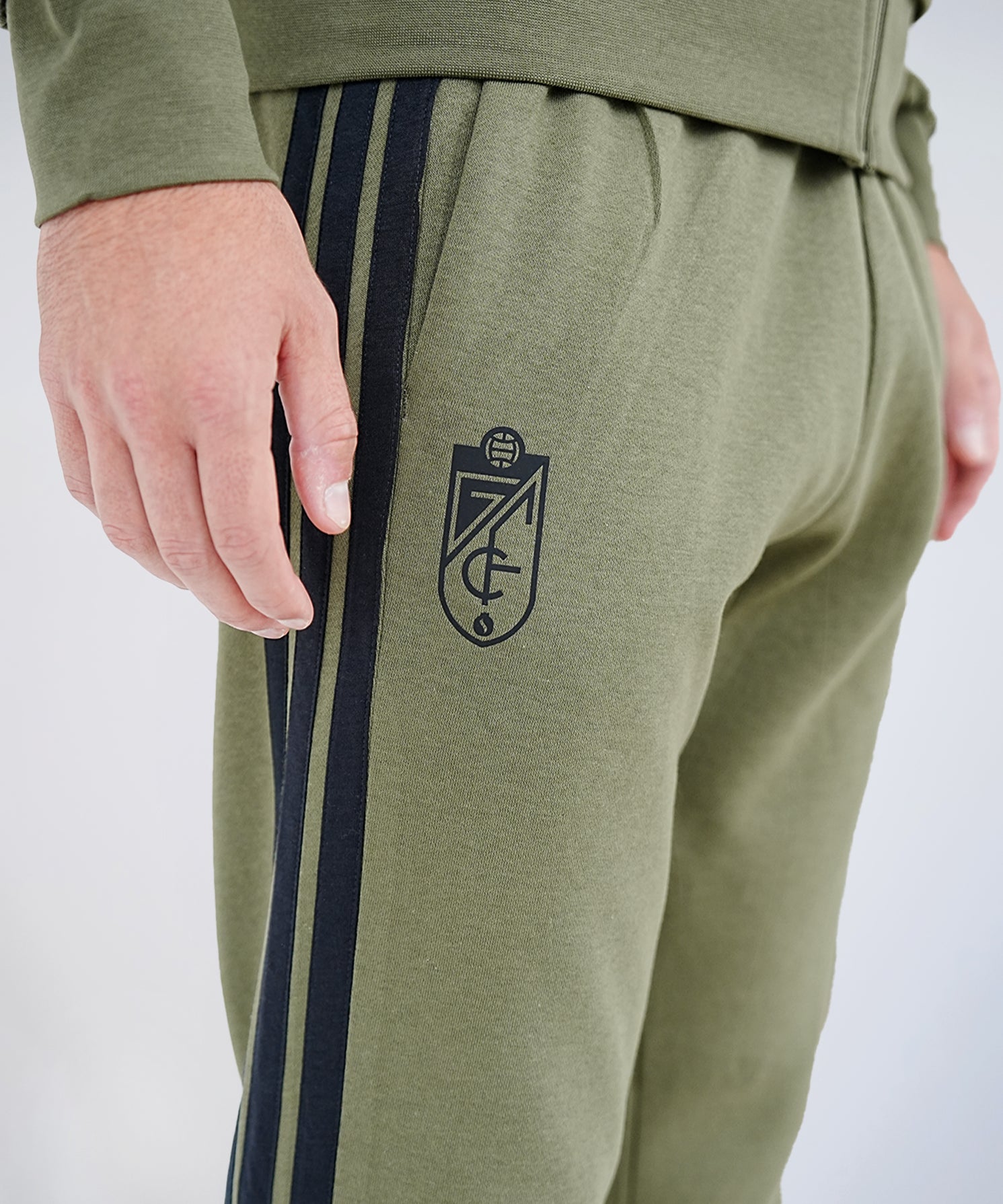 CONJUNTO_VERDE_PANTALON_DETALLE.jpg