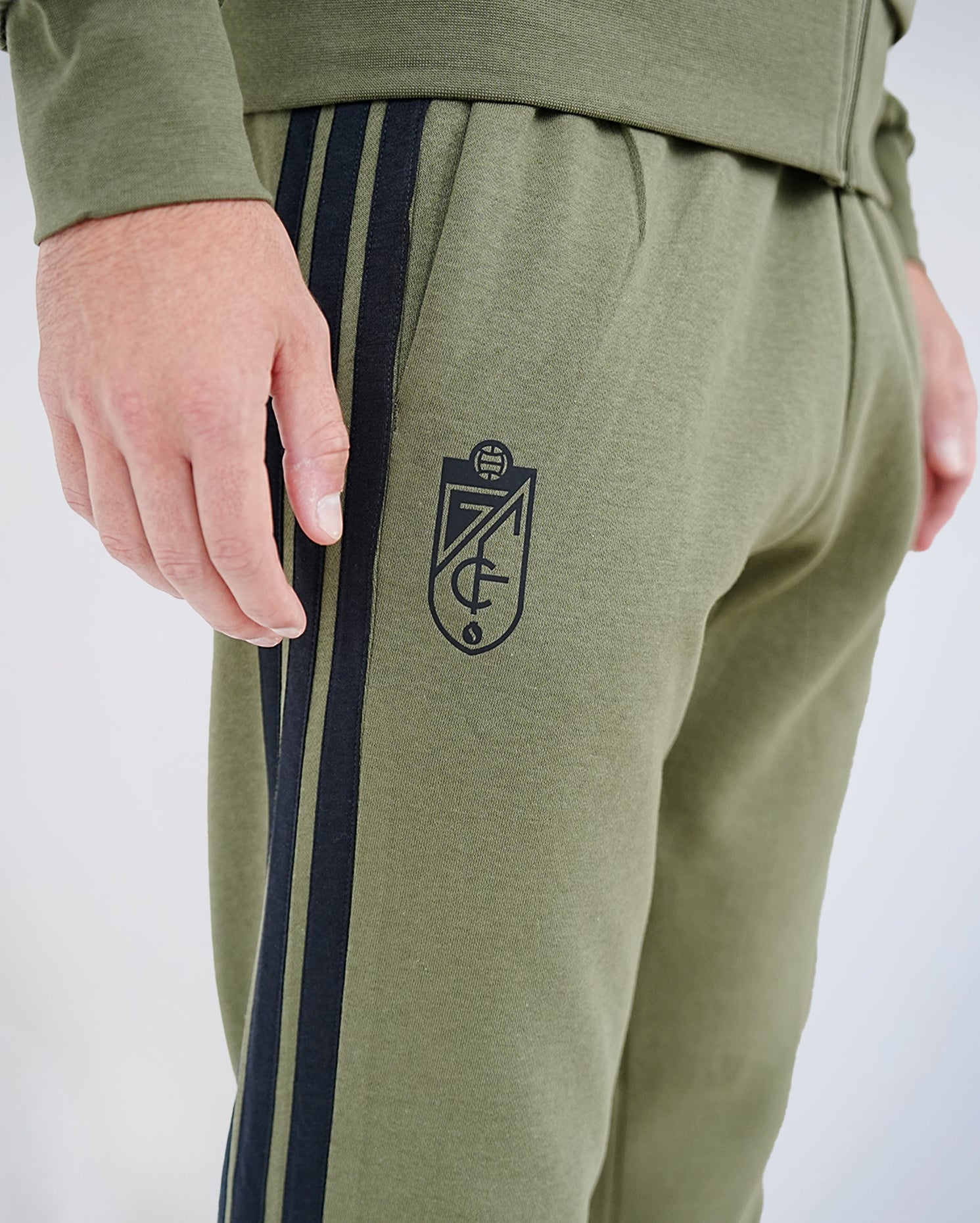 Pantalón ESS Kaki Hombre adidas 25-26