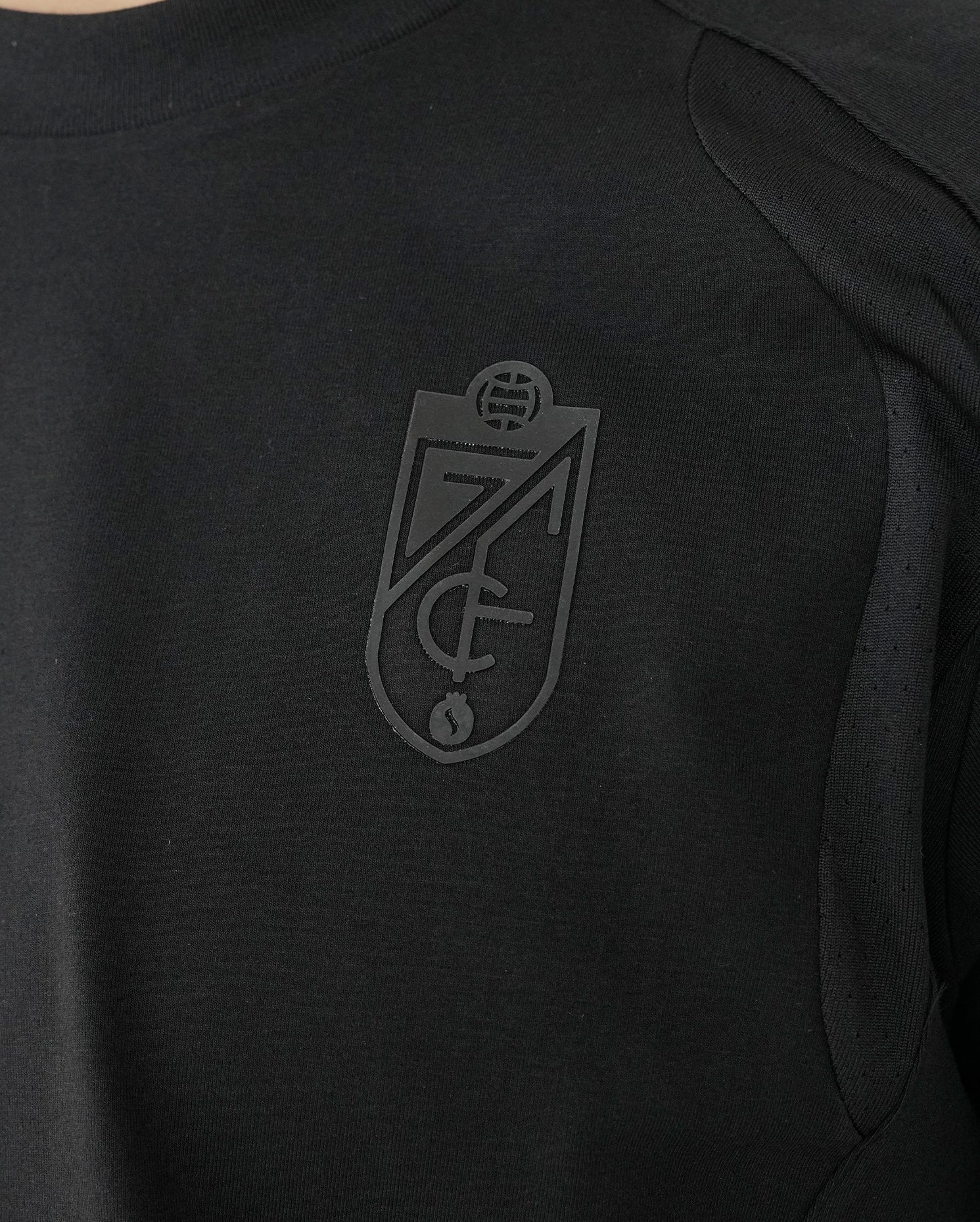 Camiseta Travel Negra Hombre adidas 26-27