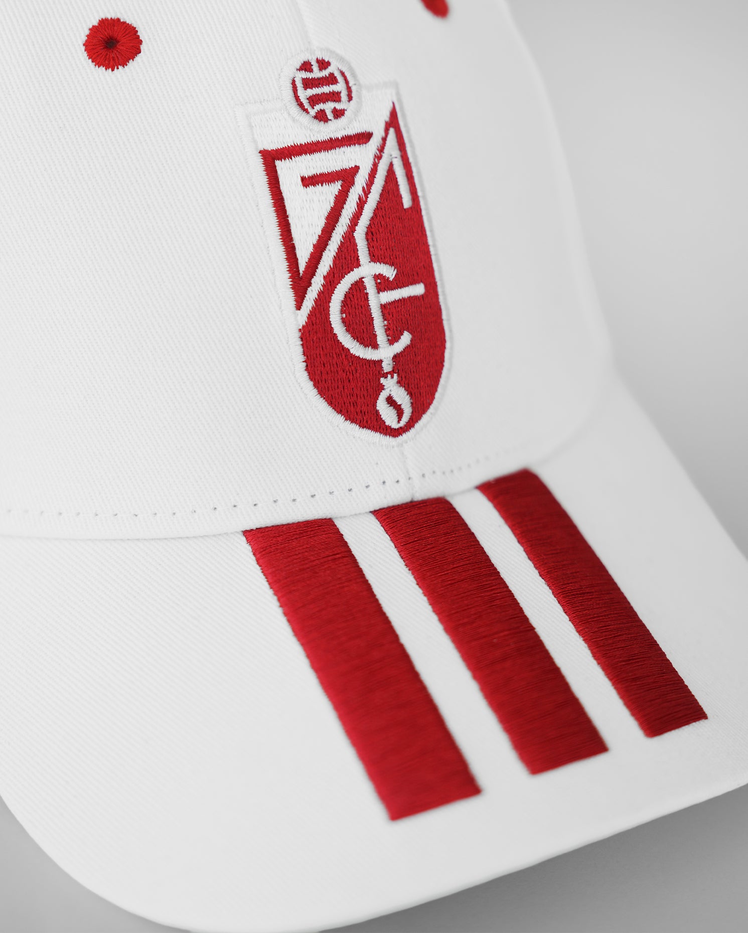 Gorra Blanca Escudo Bordado adidas 26-27