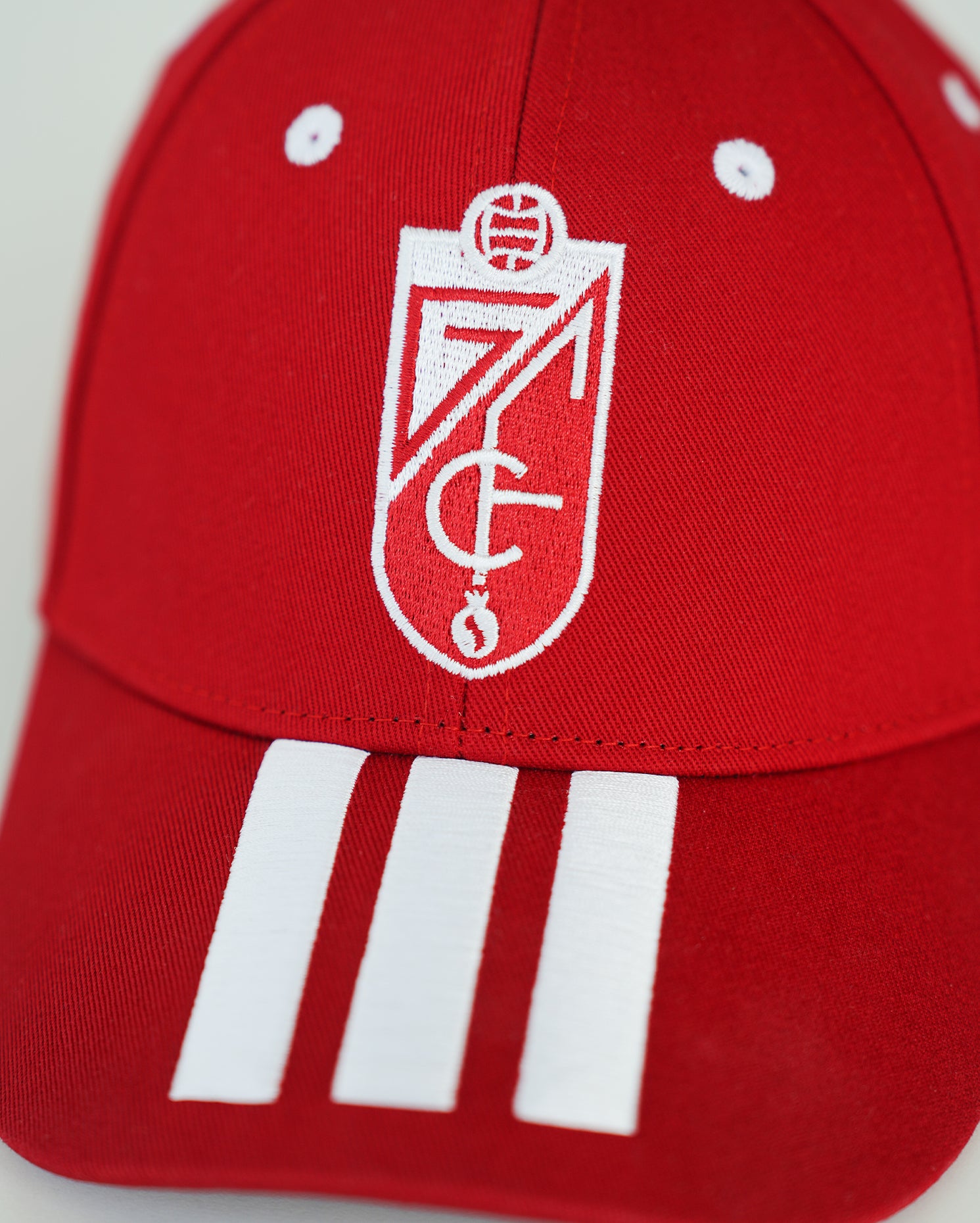 Gorra Roja Escudo Bordado adidas 26-27