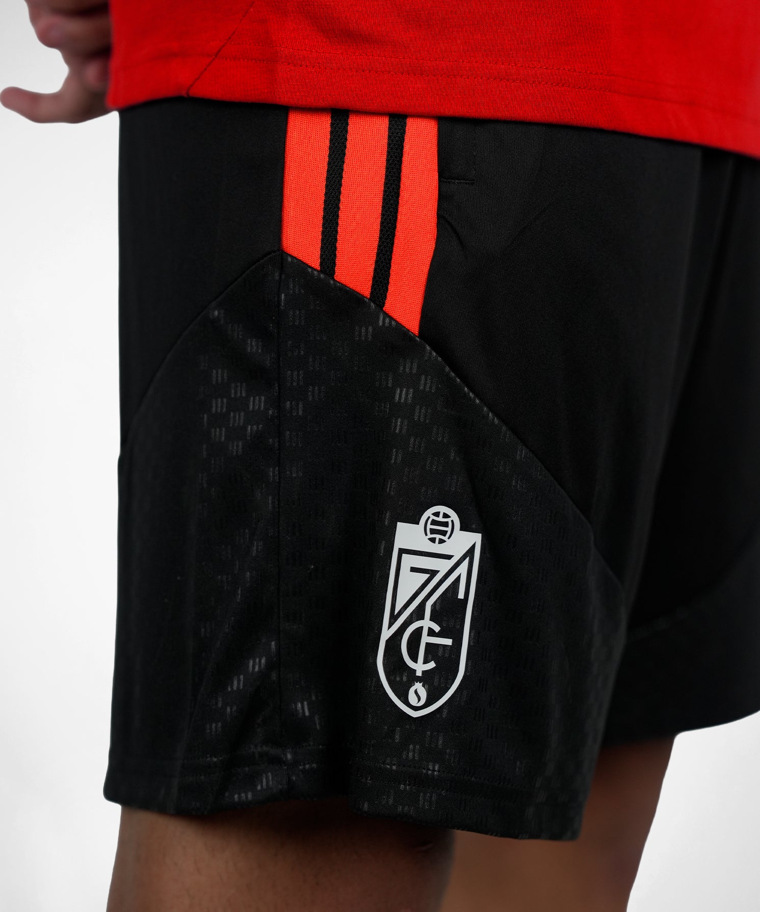 PANTALON_CORTO_LATERAL_ESCUDO.jpg