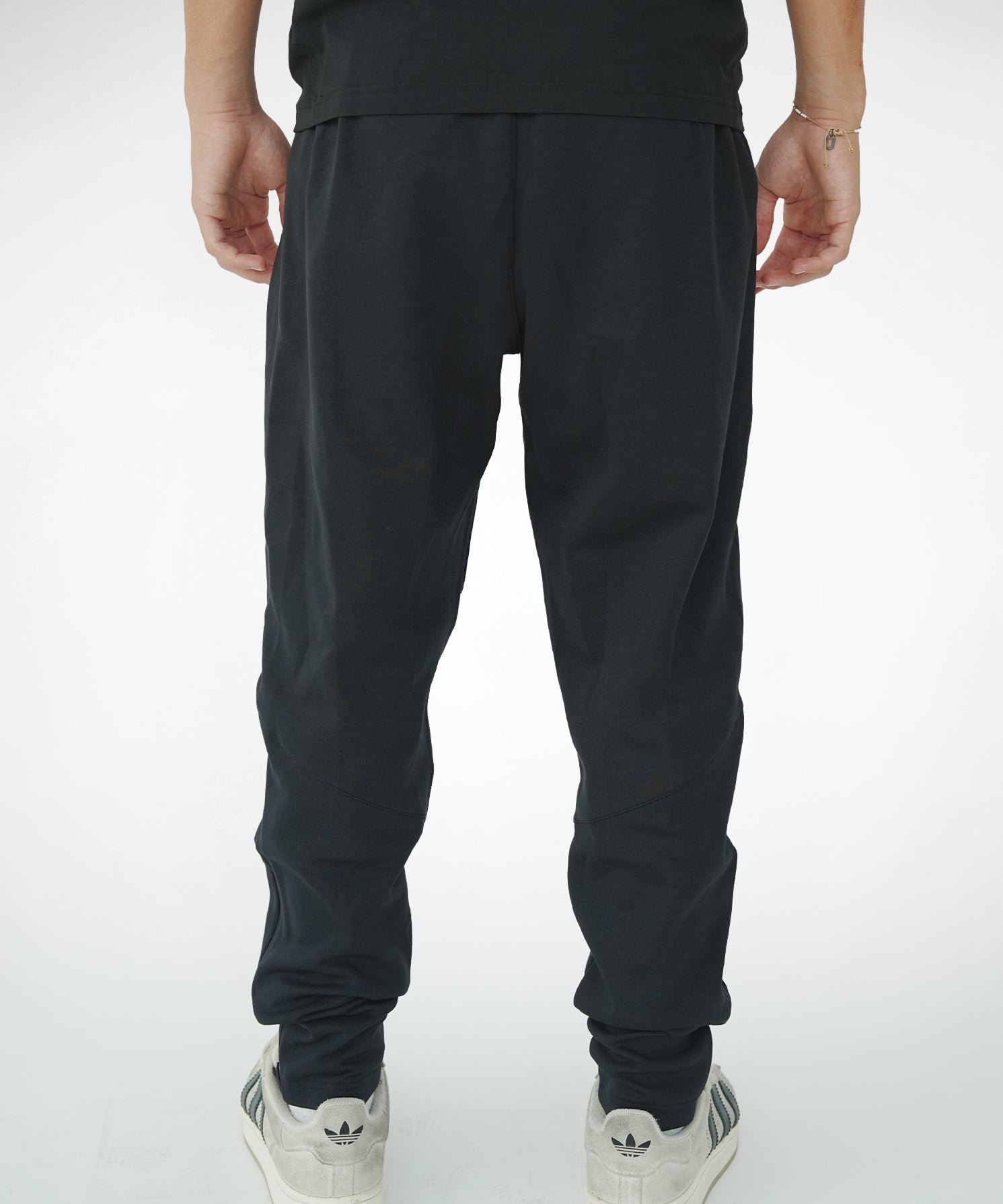 PANTALON_LARGO_NEGRO_ESPALDA.jpg