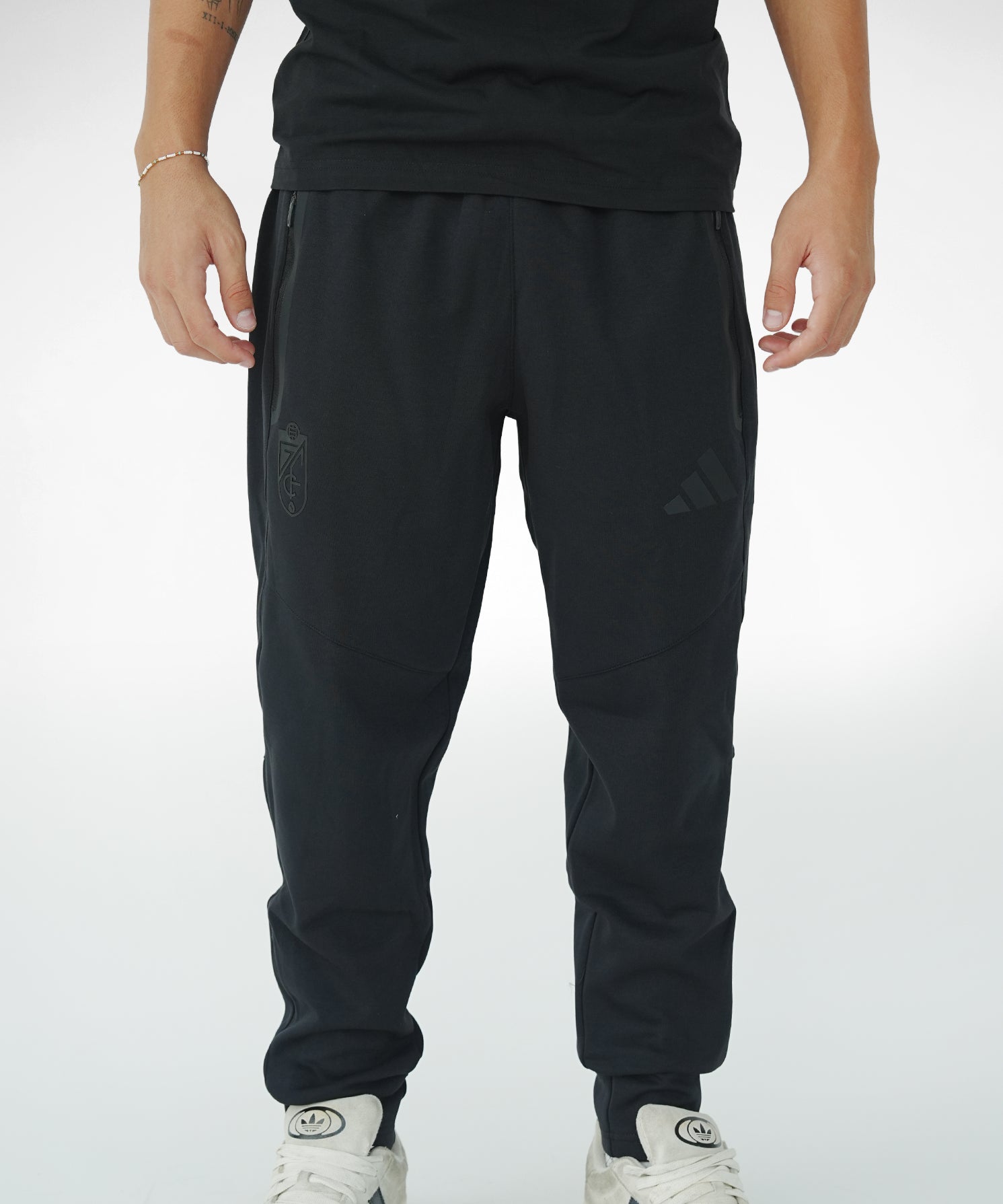 PANTALON_LARGO_NEGRO_FRONTAL.jpg