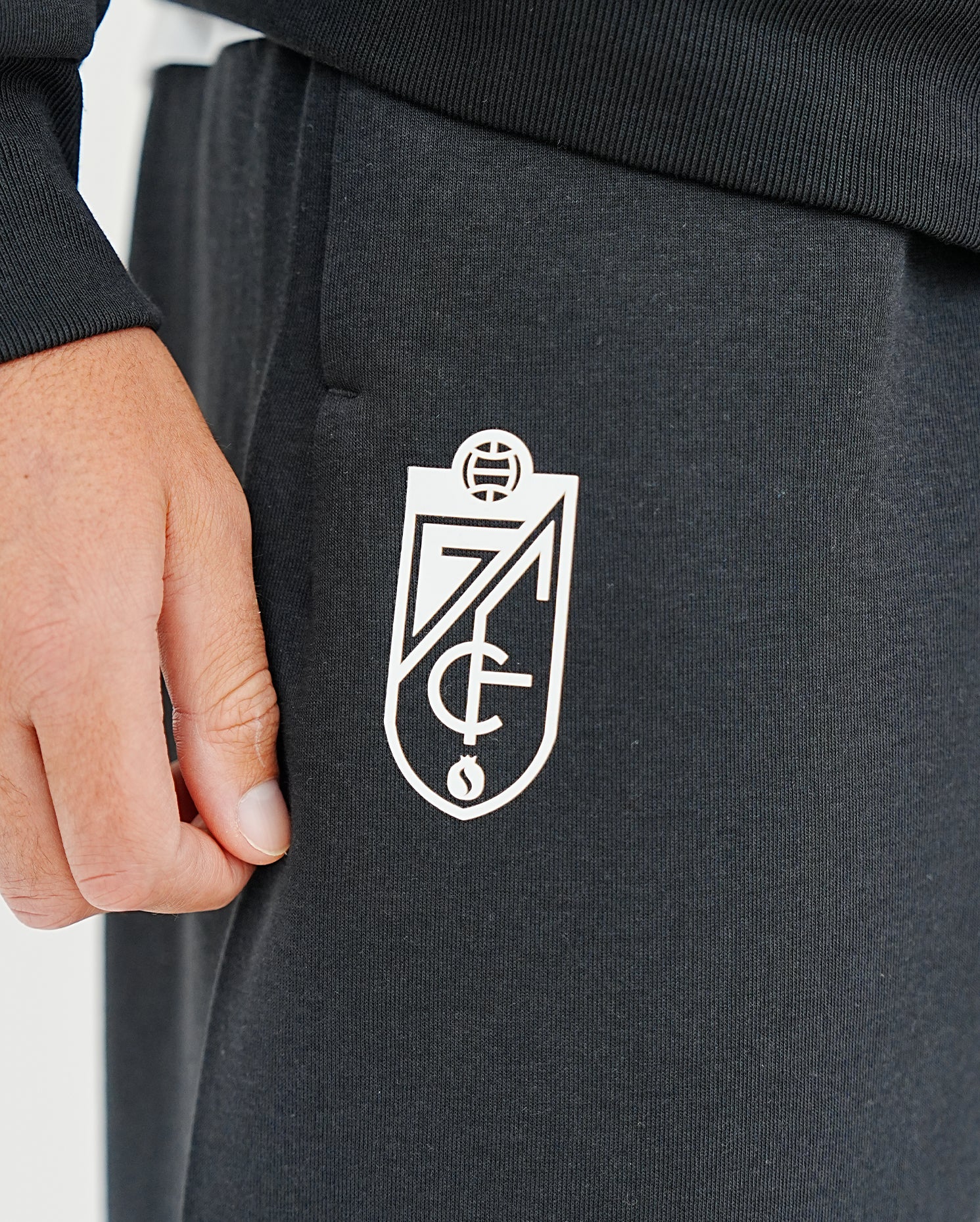 Pantalón ESS Negro Hombre adidas 25-26