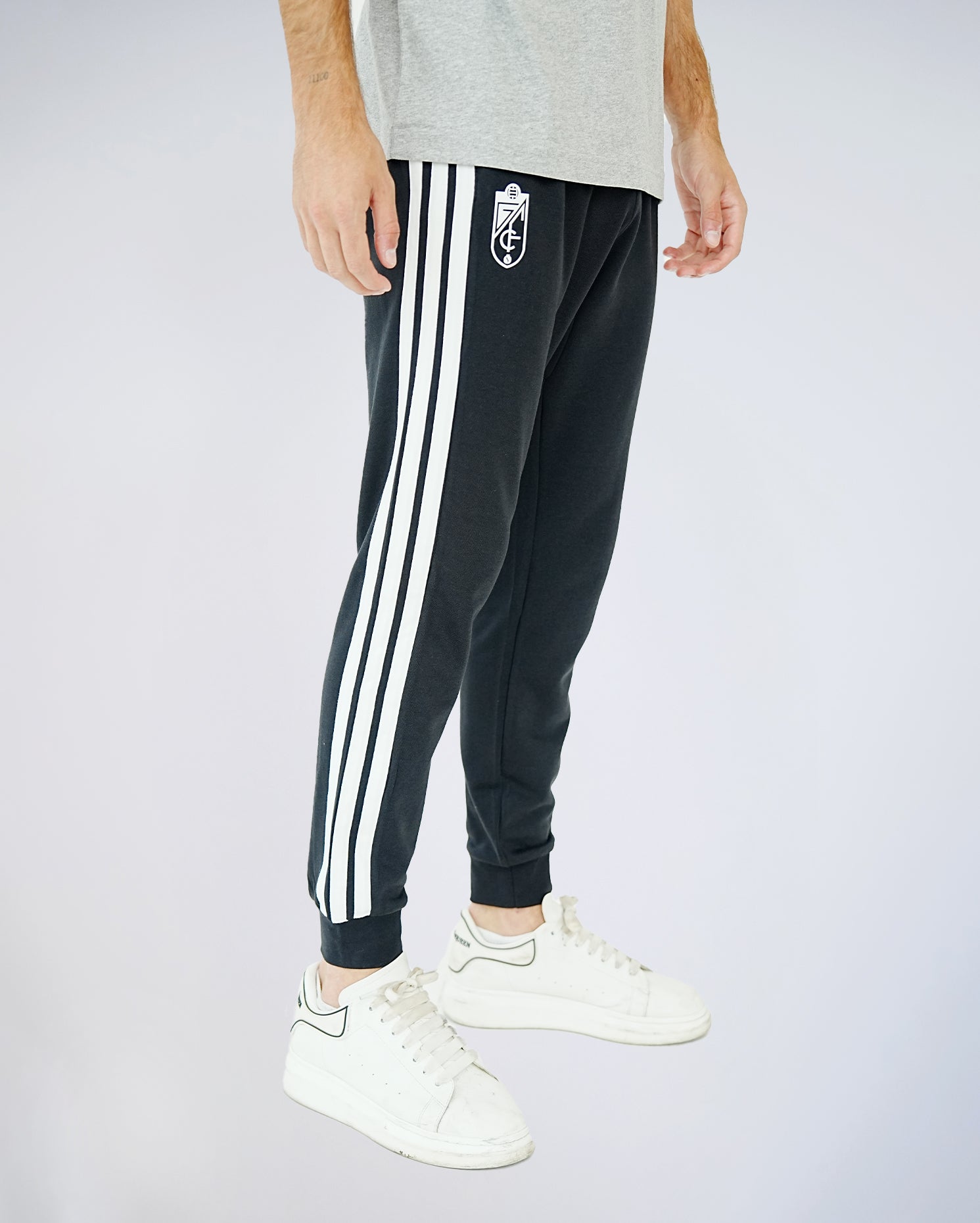 Pantalón ESS Negro Hombre adidas 25-26