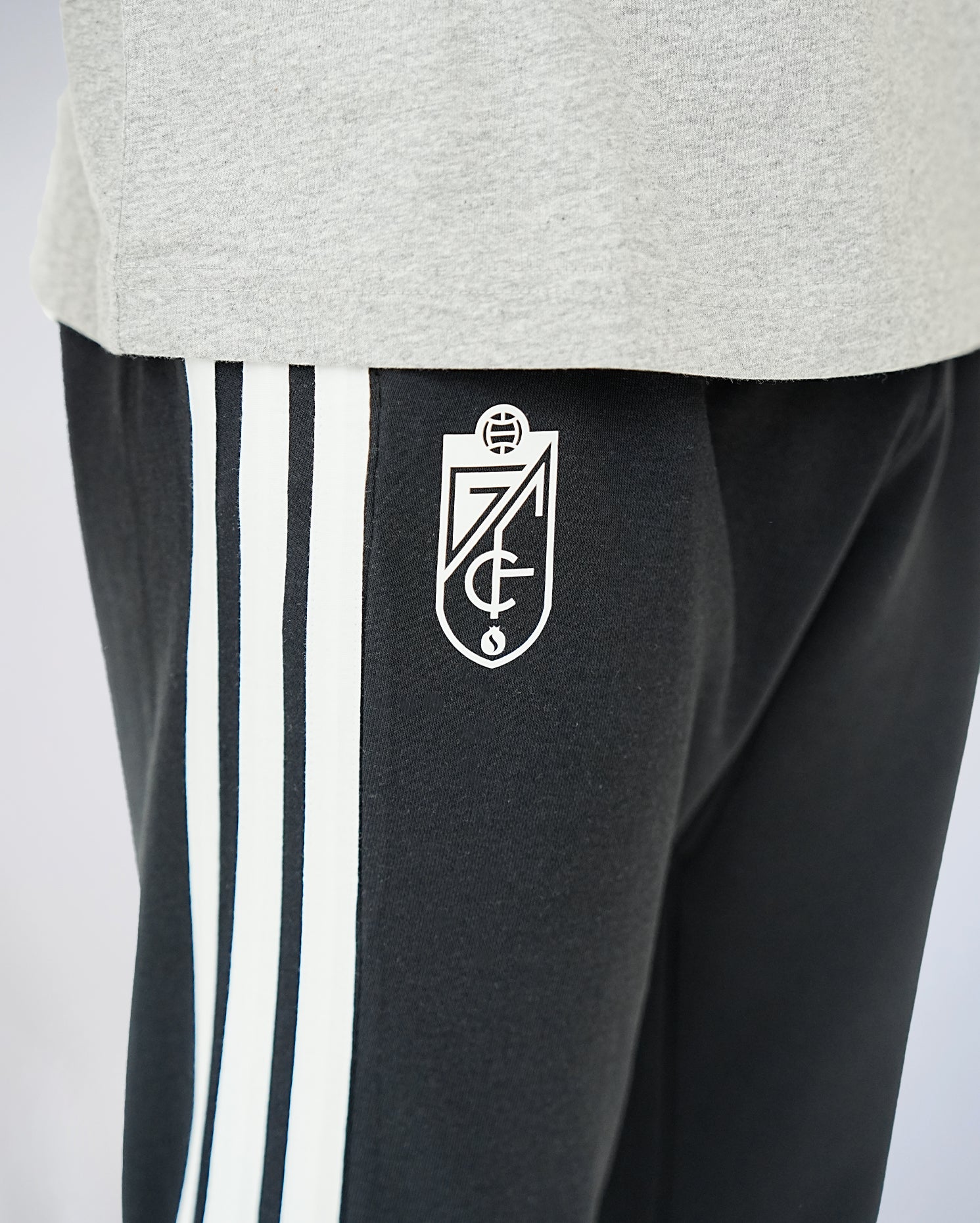 Pantalón ESS Negro Hombre adidas 25-26