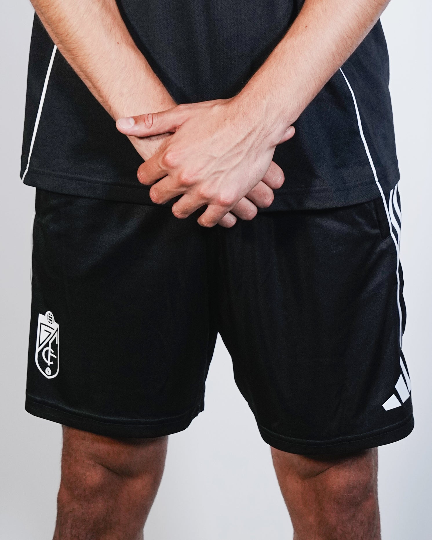 Pantalón Corto Entreno Negro Hombre adidas 25-26