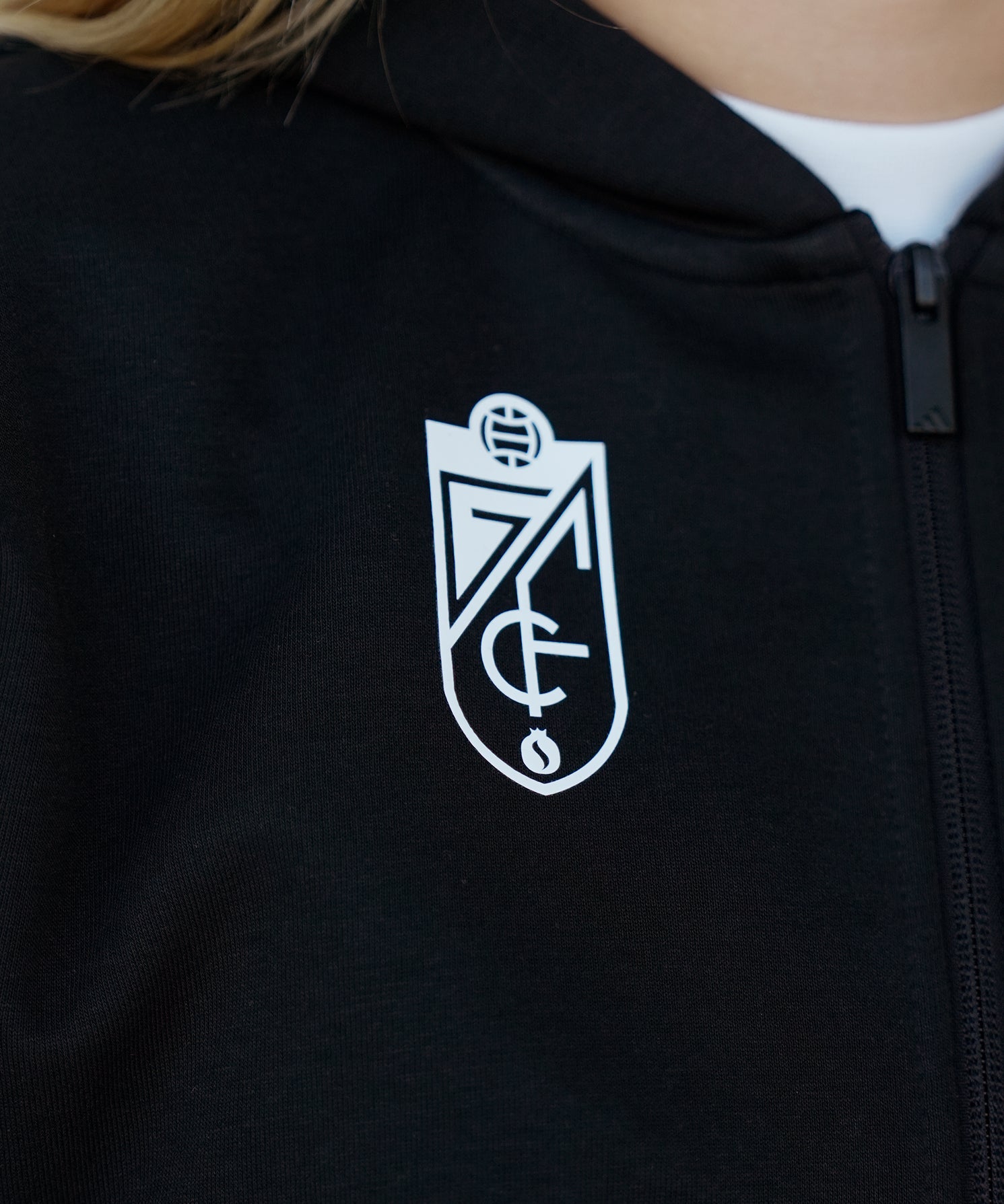SUDADERA_FI_NEGRA_ESCUDO.jpg