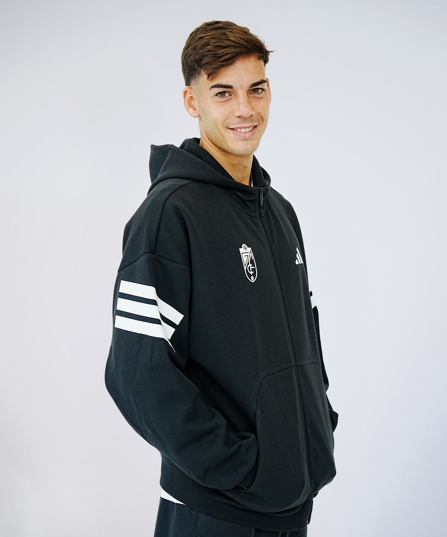 SUDADERA_NEGRA_2_a826a644-6a80-4ebb-b24b-375f8caf0560.jpg
