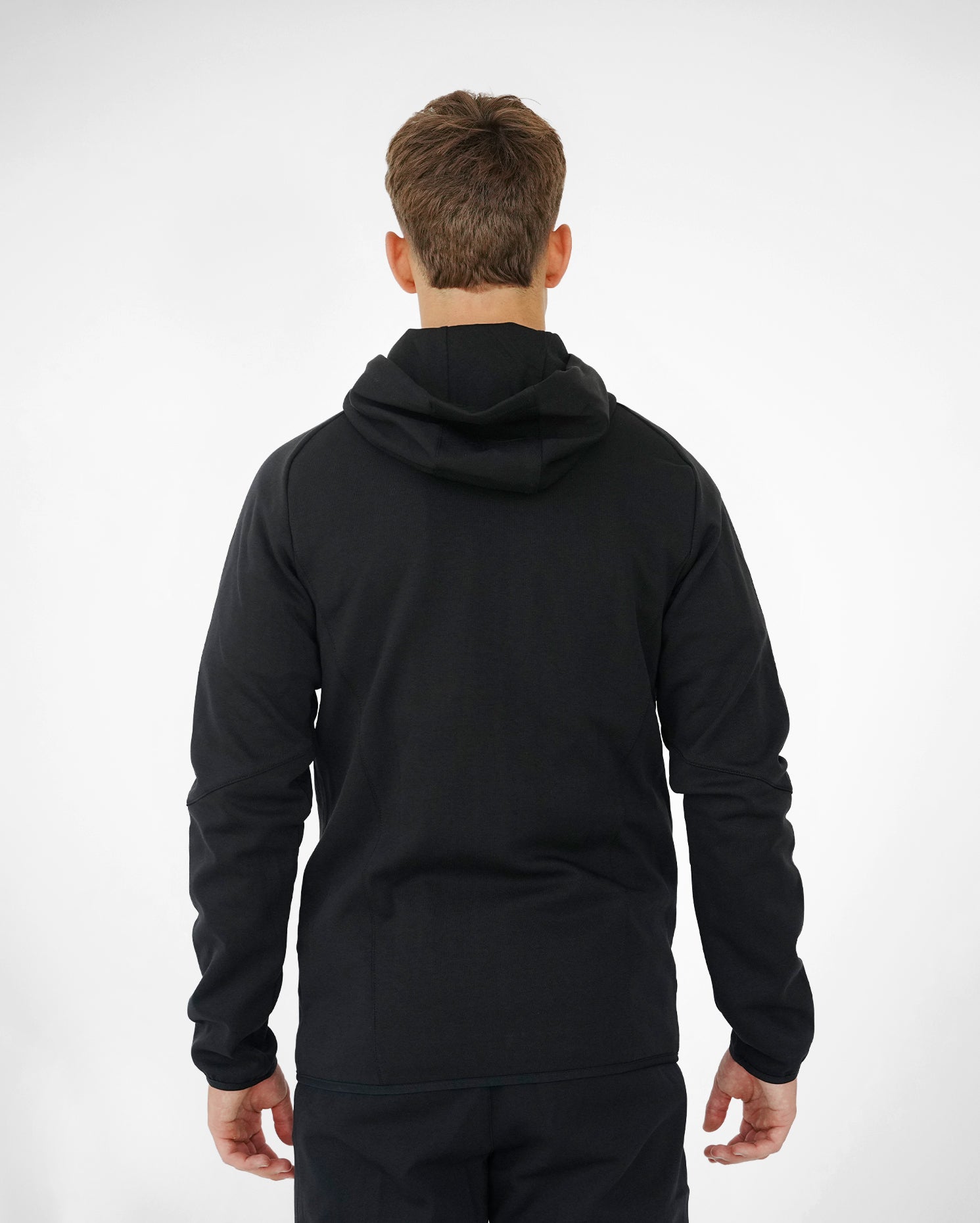 Hoodie Travel Negra Hombre adidas 26-27