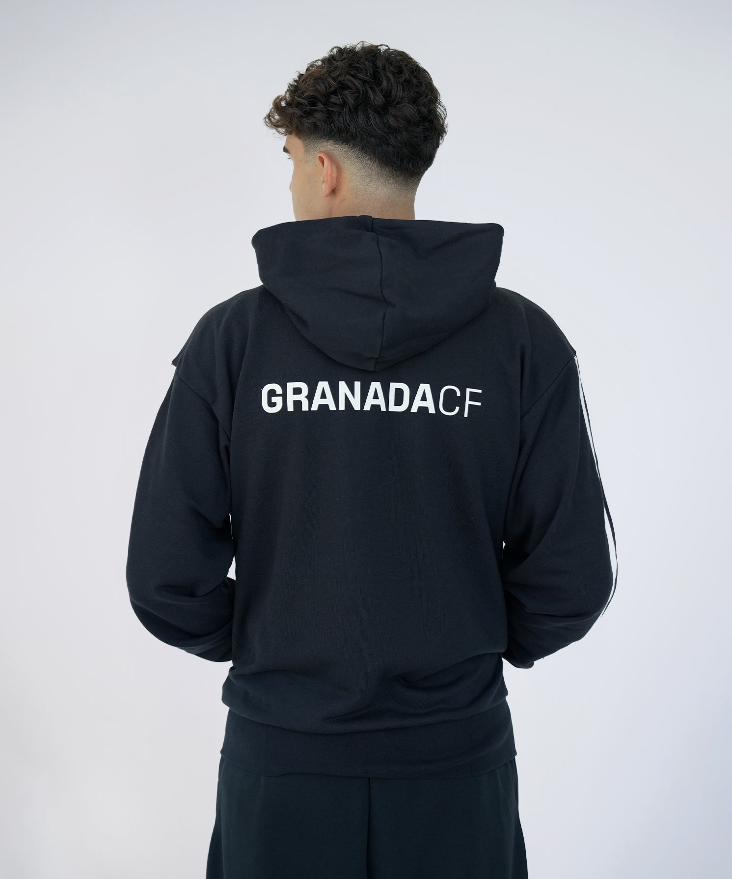 SUDADERA_NEGRA_ESPALDA_da39962c-95d2-4cbd-b80f-a38931513f6f.jpg