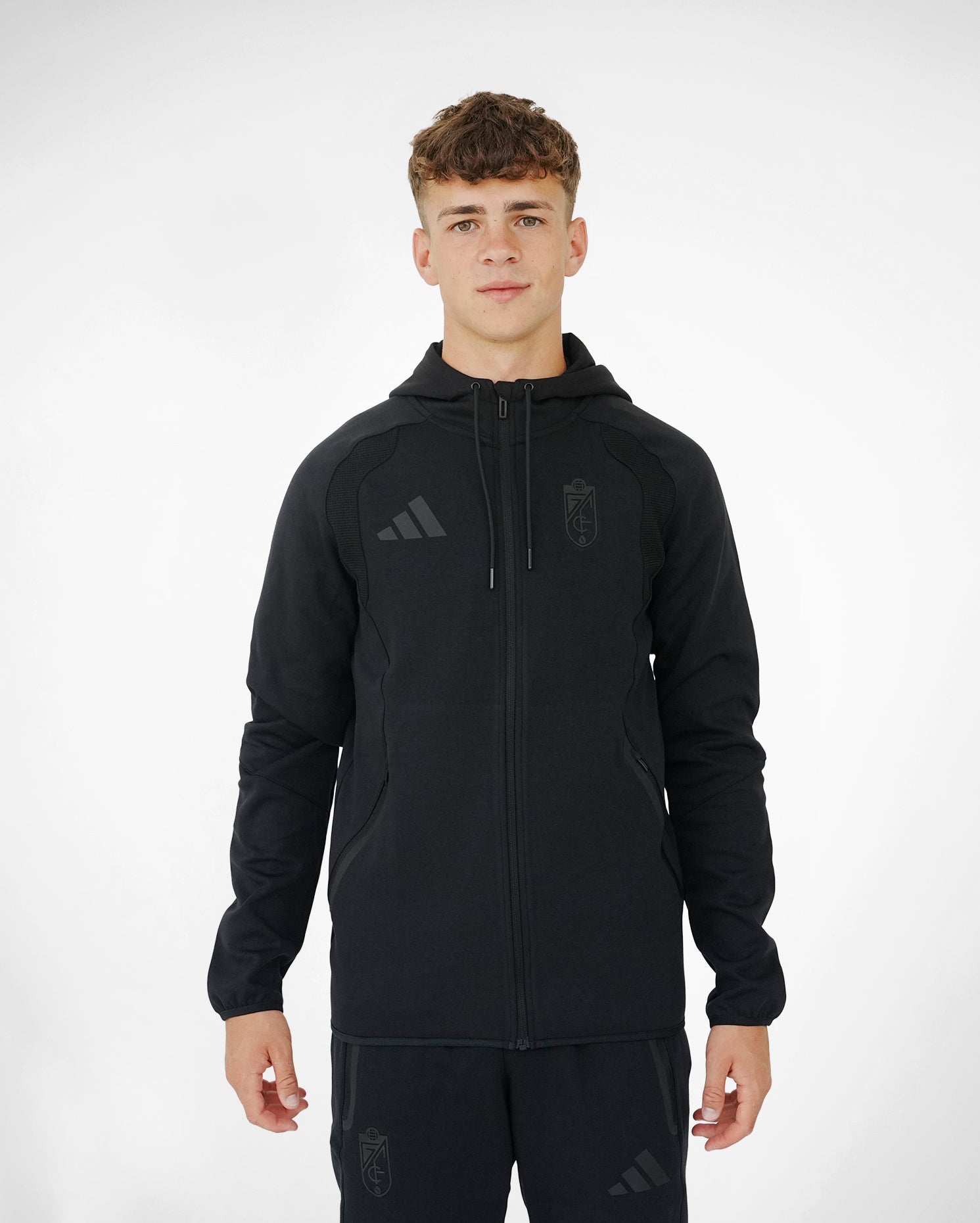 Hoodie Travel Negra Hombre adidas 26-27