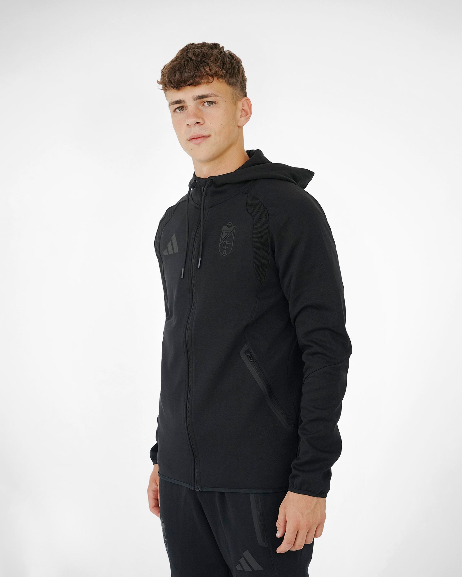 Hoodie Travel Negra Hombre adidas 26-27