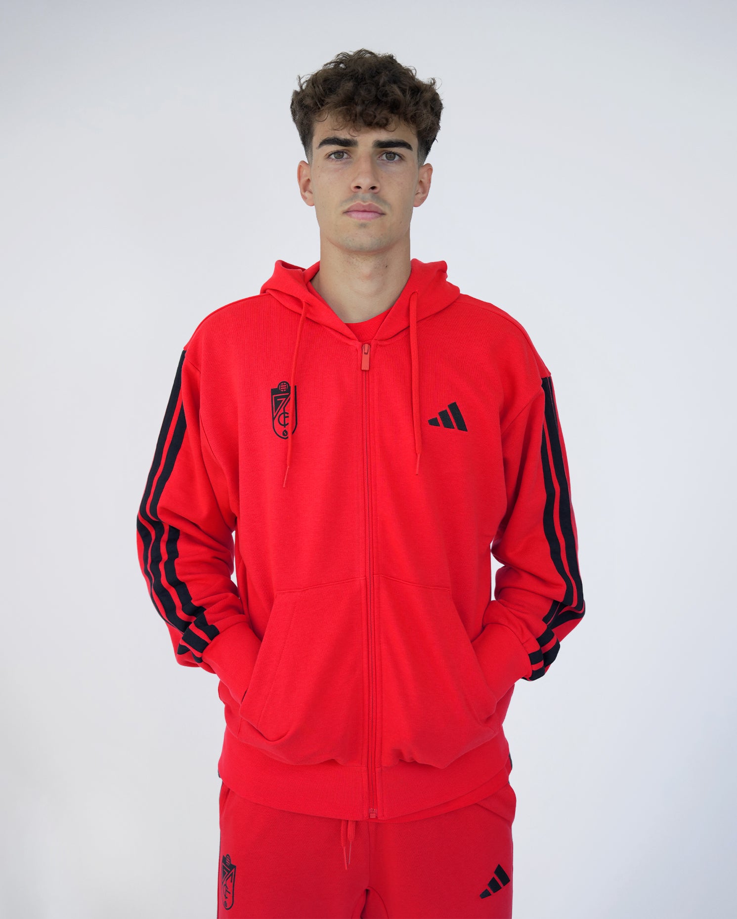 Chaqueta ESS Roja Hombre adidas 25-26