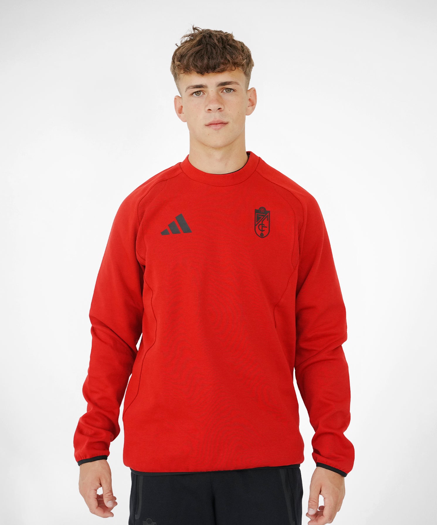 SUDADERA_ROJA_FRONTAL.jpg