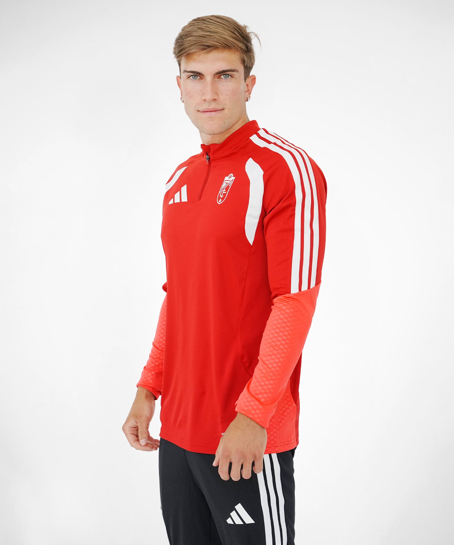 SUDADERA_ROJA_PLAYER_2.jpg